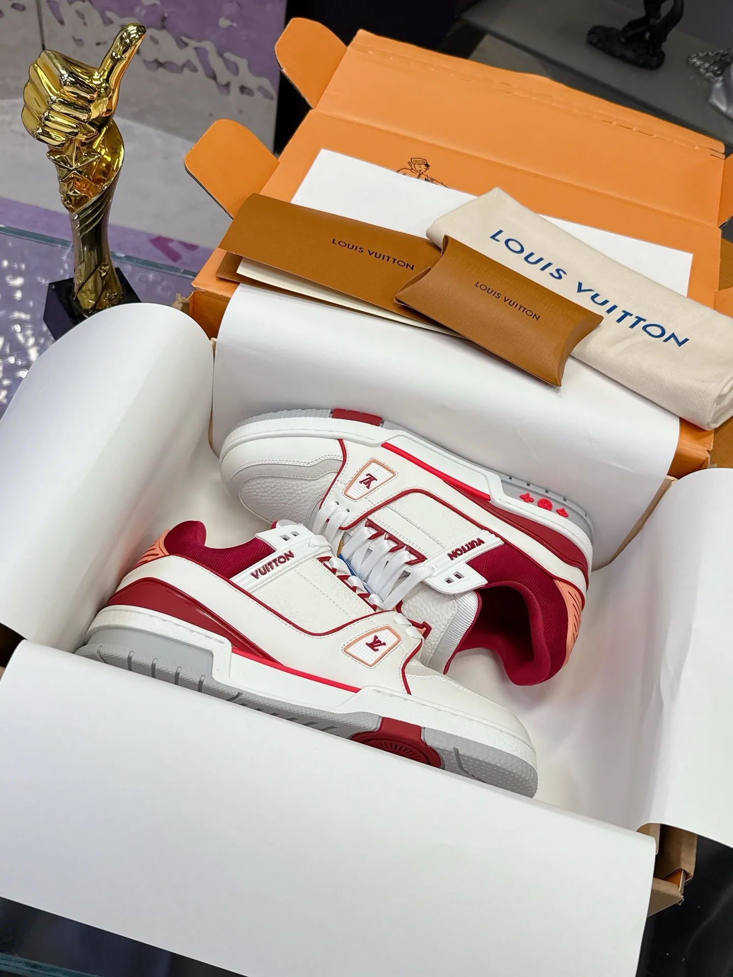 Factory price: 760💰 (latest color) This LV Trainer sneaker is made of grained cow leather, and uses vibrant colors to pay tribute to Virgil Abloh’s original classic inspired by retro basketball shoes. The upper is embellished with rubber LV letters and Vuitton logo, and the outsole is decorated with Monogram flowers. Exquisite packaging at the delivery counter🛍📦 ▪️Fabrics: Original customized first-layer cowhide ▪️Inner lining: Original customized breathable mesh lining ▪️Outsole: Original molded two-color TPU combination outsole ▪️Sole thickness: 3CM ▪️Size: Women's 35-40 Men's 38-46